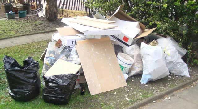 Waste Disposal Brighton Le Sands — Rubbish R Us team at work